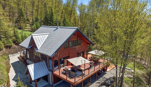 Lakeside log haven 4BDR SPA in Lac-supérieur