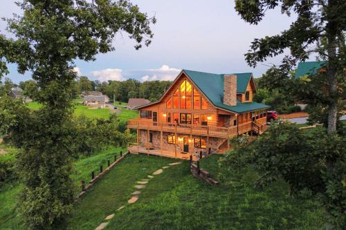 Large Deck & Shared Dock: Cabin on Kentucky Lake! in Gilbertsville