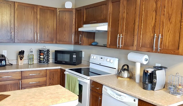 Large group welcome house, 4 beds & fenced backyard in Grande Prairie
