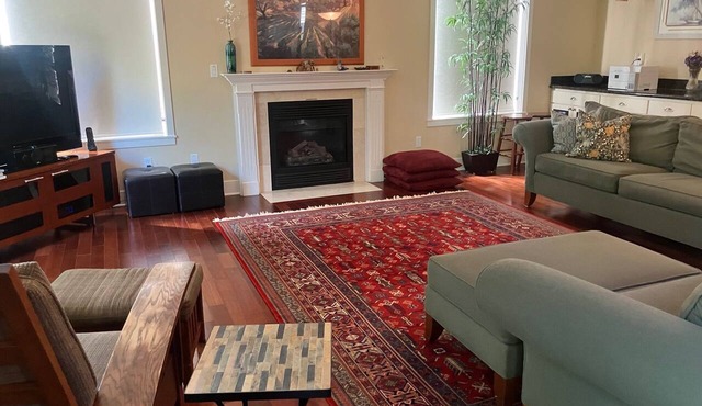 Large Spacious Luxury Home Great Location! in Seattle