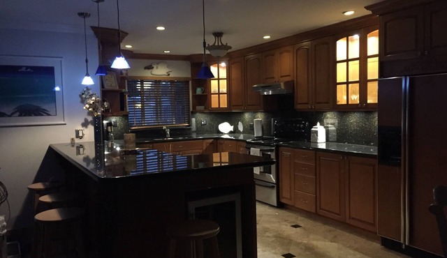 Location,location, location!Amazing Pool, Minutes Away From White, Sandy Beaches in Pompano Beach