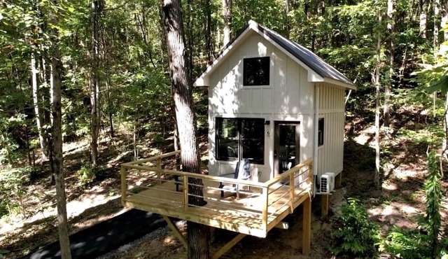 Lofted Romantic Tree House Immersed in Nature in Alabama in Scottsboro