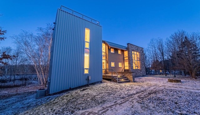 Luxe Lakefront Estate near Minneapolis, Hot Tub, Sauna, Kayaks, Sleeps up to 20 in Baldwin