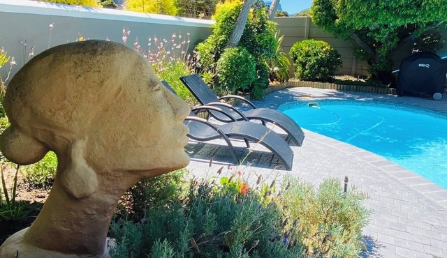 Luxurious self-catering cottage sleeping up to 4 adults in Cape Town