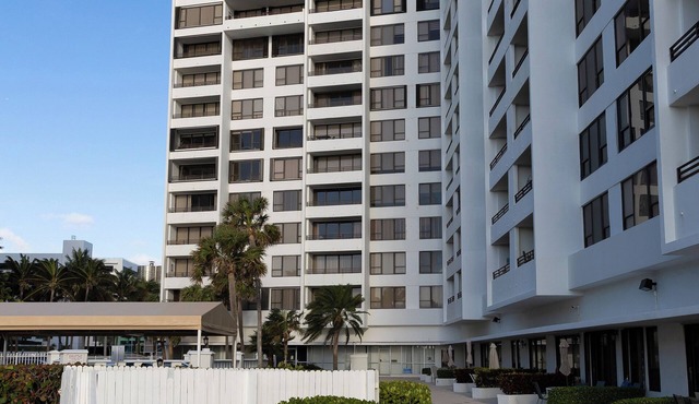 Luxury 2-bedrooms beach condo in Hollywood Beach with direct ocean view, Publix in Hollywood