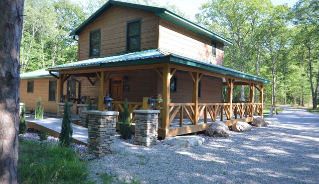 Luxury Cabin Near Boardman River and Brown Bridge Quiet Area! in Traverse City