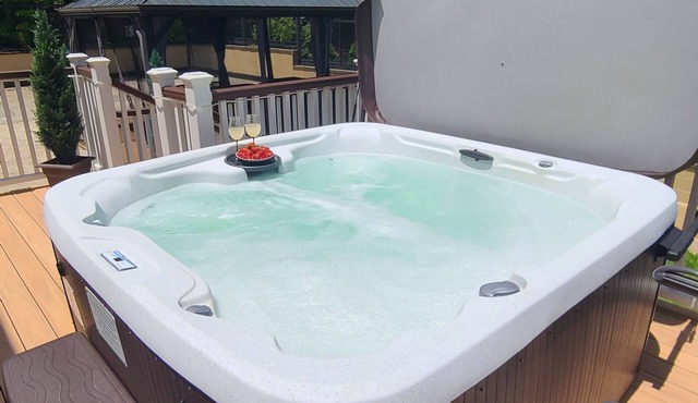 Luxury getaway in vibrant woods, Jacuzzi, Hot Tub, Pool, Star Gazing. in Bushkill