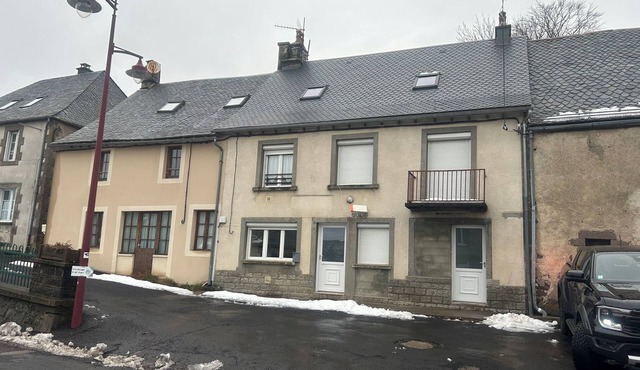 Maison de Bourg à Picherande à 12 km de Super Besse, 20 km de Besse en Chandesse in Picherande