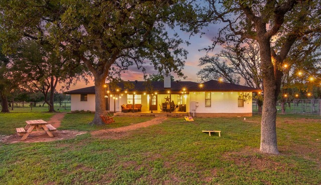 Modern Farmhouse - Hill Country Getaway - Texas Wine Country in Comfort