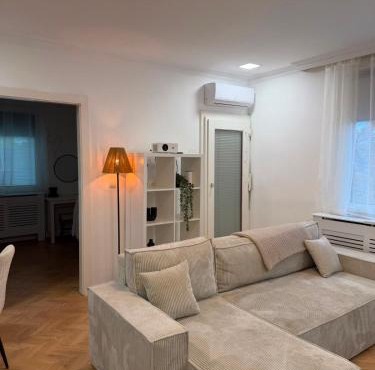 Neu renoviertes Apartment nahe Flughafen Wien Schwechat I mit Parkplatz & 2 Schlafzimmer in Schwechat
