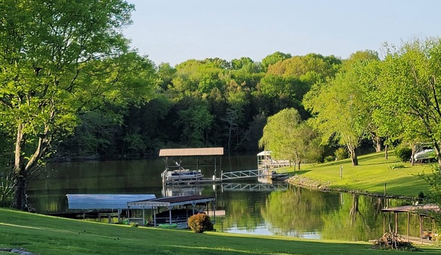 Old Hickory Lakefront home-lots of space for all-Nashville & Airport close in Mt. Juliet