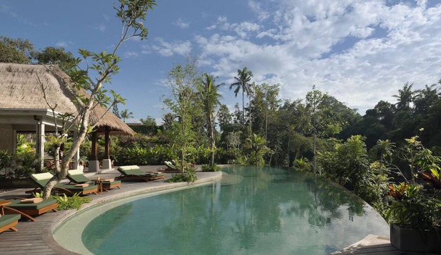 Peaceful Ubud Escape with Private Balcony, Balinese Design & Garden View in Kabupaten Gianyar