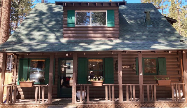 Pet Friendly Cabin, HotTub, Bikes, Kayaks, Gameroom, @ the Lake close to Skiing! in South Lake Tahoe