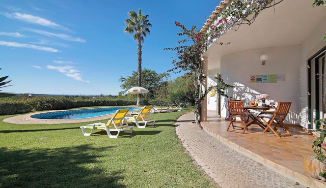 Pet-friendly Casa do Barrocal with Pool & Wi-Fi in Almancil
