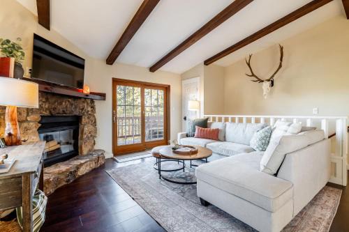 Pine Perch ~ Cozy Mountain Cabin w/Views in Bailey