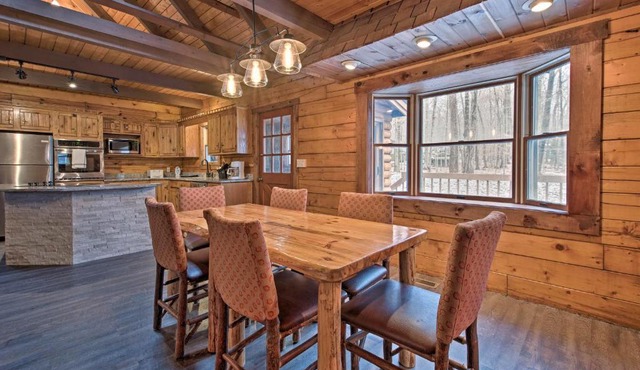 Pocono Log Cabin: Fireplace, Fire Pits & Amenities in Pocono Lake