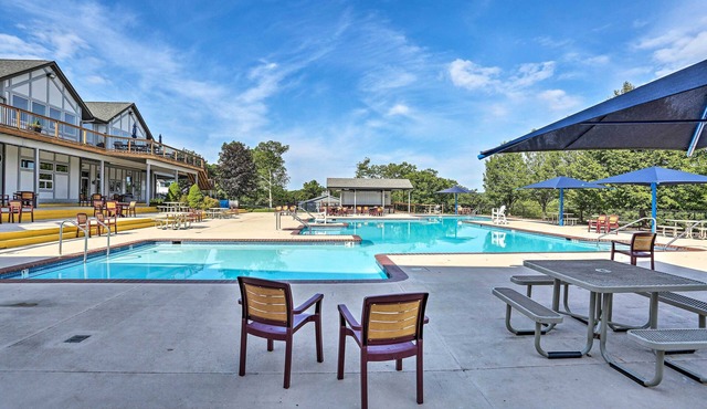 Poconos Getaway: Indoor Pool, Walk to Chair Lift! in Bushkill