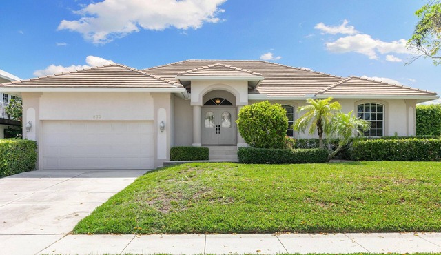 Pool home .3 mi. Walk to South Beach restaurants movie theater mini golf in Marco Island