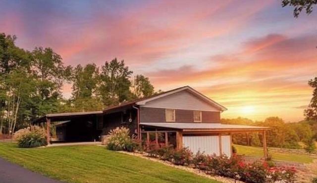 Private Hot Tub, Family Retreat! Southern Comfort in Scottsboro