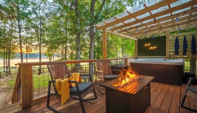 Private Lakefront Spread: BigH2O, Smokehouse, Spa, Firepits, Fence, PETS in Eatonton