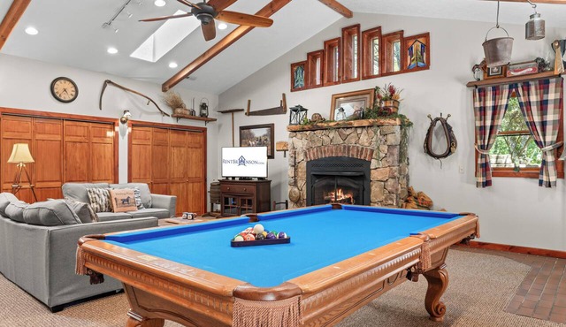 Private One-Level Carriage House, Hot Tub, Pool Table, Dog Friendly & Car Charger in Blue Eye