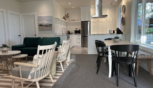 Private & restful; quiet 2 bedroom suite in Duncan in Duncan