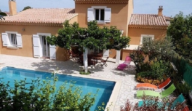 Provençal House With Pool Vaucluse, with Good Services in Saint-Didier