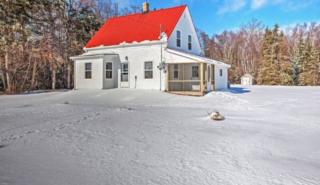 Quaint 2BR Plus Den Murray Harbour House W/Screened-in Porch in Murray Harbour