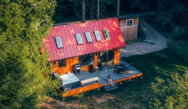 Ramblin' Rose Riverfront, Hot tub, Pet frdly, Cozy in Index