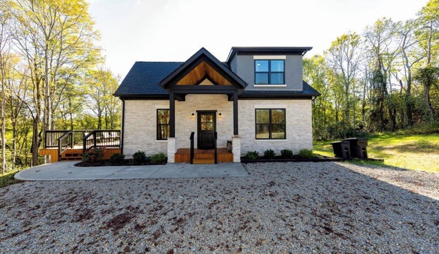 Relaxing luxury lodge, 4-bedroom retreat with WiFi, AC in Logan in Logan