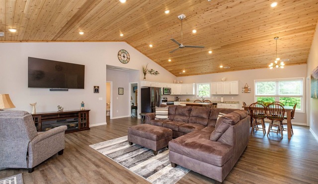 RIVER FRONT HOME AMAZING VEIWS AND HOT TUB in Shenandoah