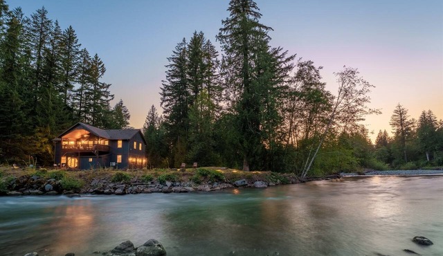 Riverfront Sauna, Hot Tub, Arcade Game Room, Pets in Brightwood