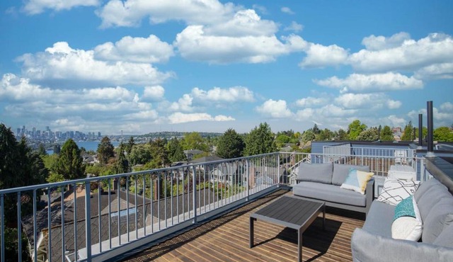 Rooftop Patio with Waterview, Private Garden & Grill 3BR 3BA- Modern Cityscape in Seattle