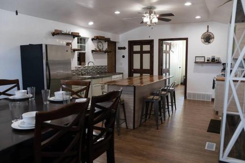Rustic 2 bedroom Cabin 20 mins from Calamus Res. in Taylor