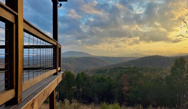 Secluded Ozark mountain cabin, 40 acres, views of Buffalo River from hot tub in Hasty