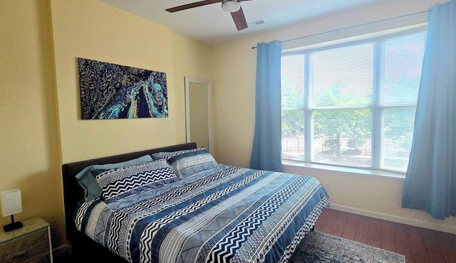 Second Floor King Bed w/Off-Street Parking in St. Louis