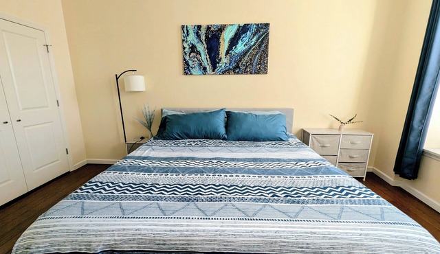 Second Floor King Bed Apartment near at BJC- G in St. Louis