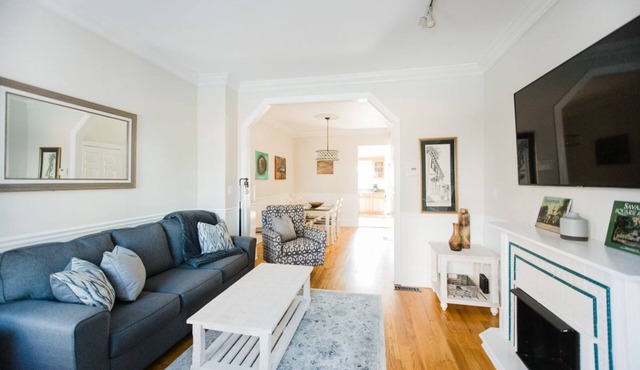 Serene, Charming Pet Friendly Historic District Townhome by Lucky Savannah in Savannah