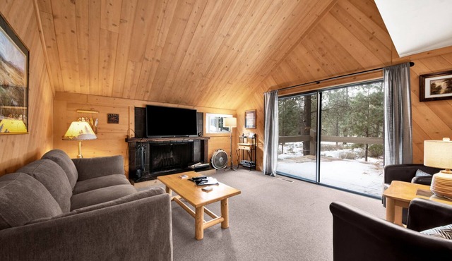 Simple, pet friendly, cabin style home with Hot Tub - POL99 in Sunriver