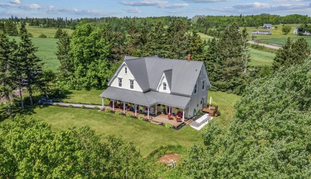 Sleeps 13, Restored Farmhouse at Red Sands Golf Course in Clinton