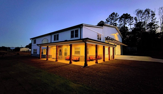Sleeps 6+. Amazing Fly-in or Drive-in Hangar Home minutes from Pinehurst! in Carthage