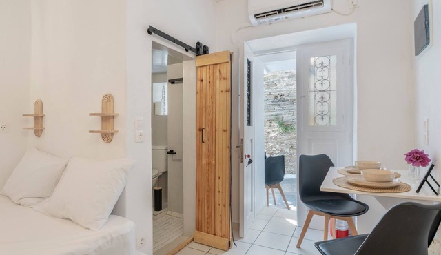 Small House 'Bougainvillea' with Wi-Fi and Air Conditioning in Άνδρος