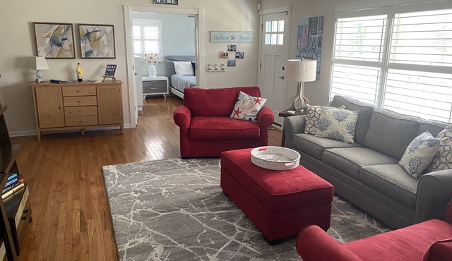 Spacious 3 bedroom House with screen porch .6 mile from downtown Southport, NC in Southport