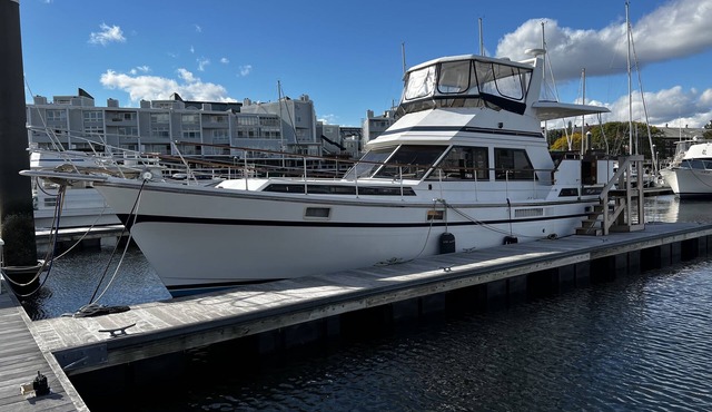 Spacious & Comfy 2BR/2Bath Yacht -Toasty Heat- On Freedom Trail-Walk to Downtown in Boston