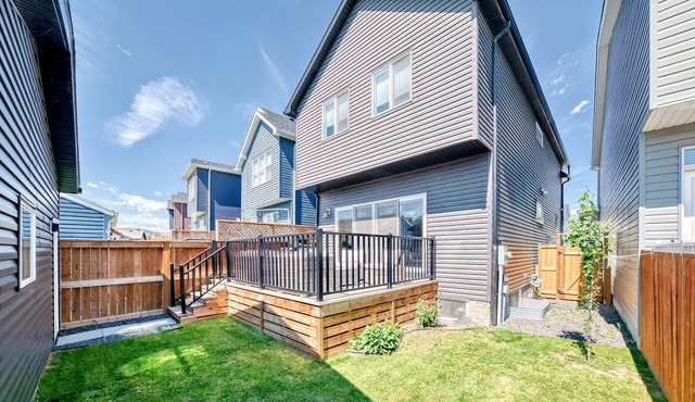 Spacious Home w/Sauna & Fenced Yard w/BBQ, Pet-Friendly, Sleeps 10, King Beds in Calgary