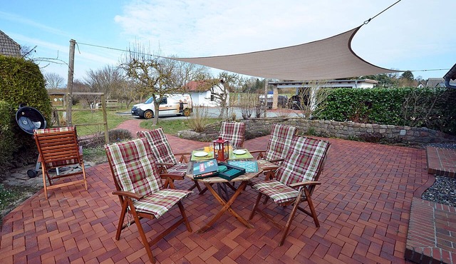 Spanning 2 floors on the Bodden, with a terrace featuring patio furniture, a washing machine, and internet access in Polchow