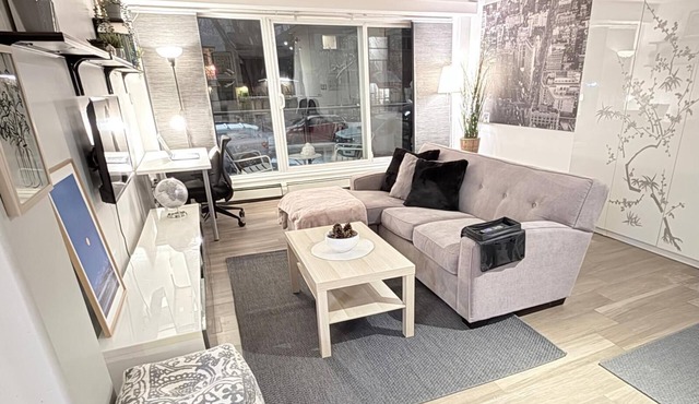 Stay in the heart of Calgary/stylish/cozy/pet friendly 2bedroom condo in Calgary