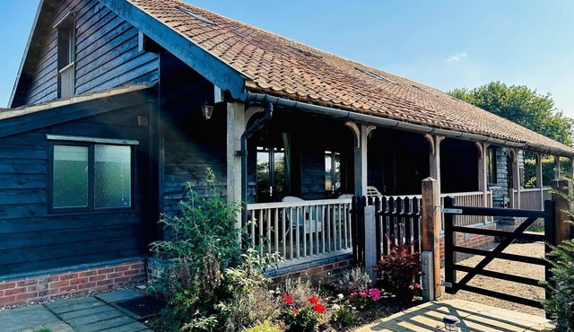 Stiffkey, spa, garden dog friendly, parking, next to marsh local pub sleeps 6 in stiffkey