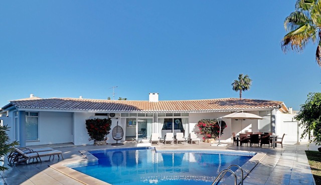 Stunning 4 large bed 4 bath + heated pool nr Garrao, Ancao beaches + Val do Lobo in Almancil