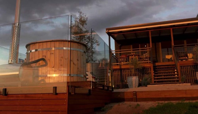 Stunning Cabin with a Private Hot Tub and Views of Bunya Mountain, Perfect for a Queensland Getaway in Neumgna